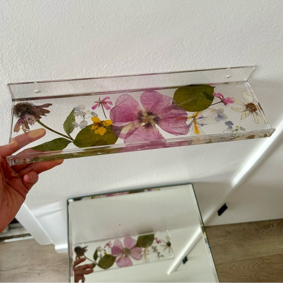 Acrylic floating shelf with real hand picked and pressed flower design - Picture 2 of 6